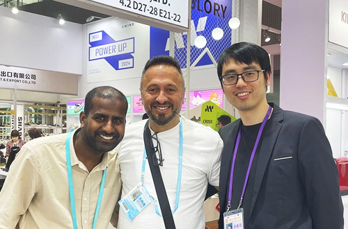 Esposizione di scarpe alla Fiera di Canton